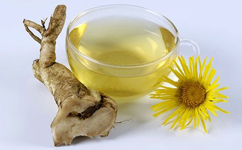 Чай из корня омена в прозрачной чашке
