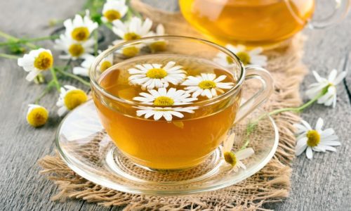 Чай из ромашки рекомендуют и в официальной медицине, как диетический напиток в острый и подострый период панкреатита или холецистита
